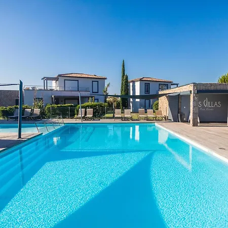 Lecci With Outdoor Pool Apartamento