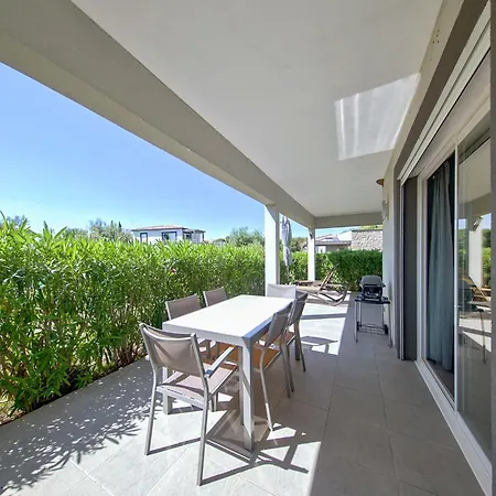 Lecci With Outdoor Pool Apartamento